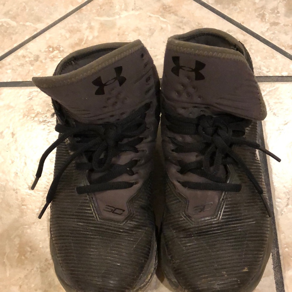Boys under armour shoes Steph Curry